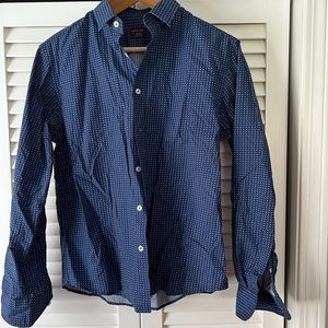 Men’s untuckit long sleeve button down shirt size medium